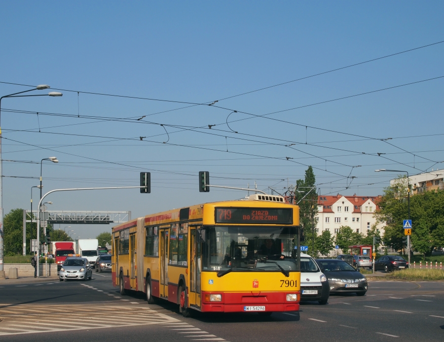 7901
Zjazd z porannego szczytu (aczkolwiek zaliczy jeszcze przystanek Bemowo-Ratusz).
Słowa kluczowe: M181M 7901 719 Górczewska