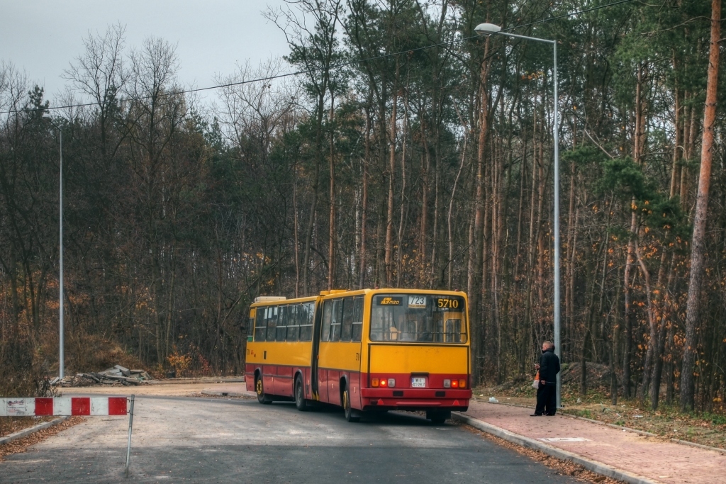 5710
Miłe zaskoczenie na prowizorycznej pętli PIASTOWSKA w Legionowie. 
Faktycznie autobus parkuje na docelowej jezdni ul. Krakowskiej, prowadzącej do budowanego tunelu pod torami kolejowymi. Zawraca przez ul. Piastowską, dojeżdżając nią do starej jezdni ul. Krakowskiej. Myślałem pierwotnie, że miała być tu jakaś prowizoryczna zawrotka (wypłytowanie? bity grunt?), a tu wykorzystano po prostu istniejącą już infrastrukturę.
Słowa kluczowe: IK280 5710 723 Legionowo Krakowska Piastowska