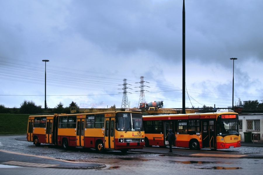 5710
Dziś ode mnie coś oklepanego, coś zacienionego, a nawet coś pod słońce. Będzie też coś ostatnio modnego i coś z osobówką pchającą się na pierwszy plan. Słowem - będę dziś okrutny, wredny, a zdjęcia moje będą mogły zapewne stanowić przykład dla przyszłych pokoleń fotografów, jak fotografować nie należy.  

Na początek coś oklepanego. Czy może być coś banalniejszego niż Ikarus na 723 i to na pętli Żerań FSO? 
Słowa kluczowe: IK280 5710 723 ŻerańFSO