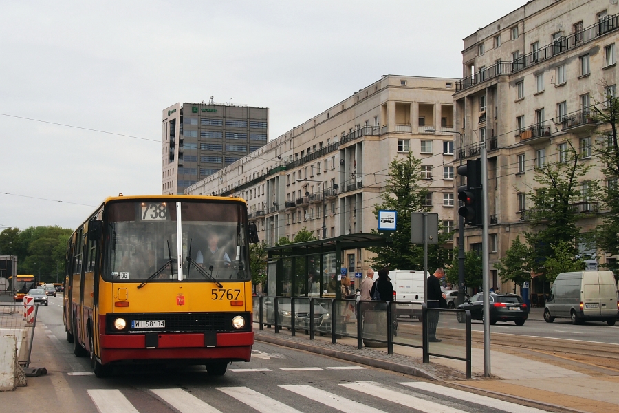 5767
Ikarusa na tym odcinku Marszałkowskiej nie widziałem (poza wszelkiej maści "zetkami") już dawno.
Słowa kluczowe: IK280 5767 738 Marszałkowska