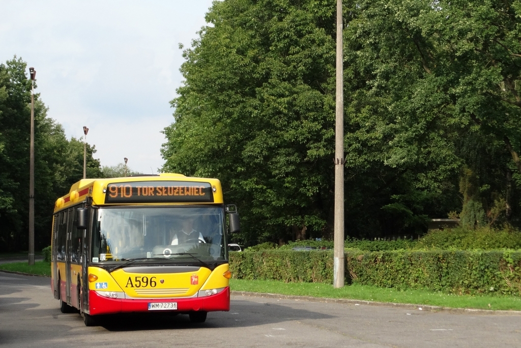 A596
Coroczny ursynowski piknik rodzinny na Wyścigach zwykle obsługiwany był przez linię 900 i (o ile mnie pamięć nie myli) dwa krótkie woroniczańskie Solarisy. W tym roku numer o 10 wyższy, a zamiast Solarisów - PKS-owe Scanie. 
Zmiana na gorsze moim zdaniem, ale pewnie się tylko czepiam, bo tych grodziowych wynalazków nie lubię ;)  
Słowa kluczowe: CN270UB OmniCity A596 910 alejaWyścigowa