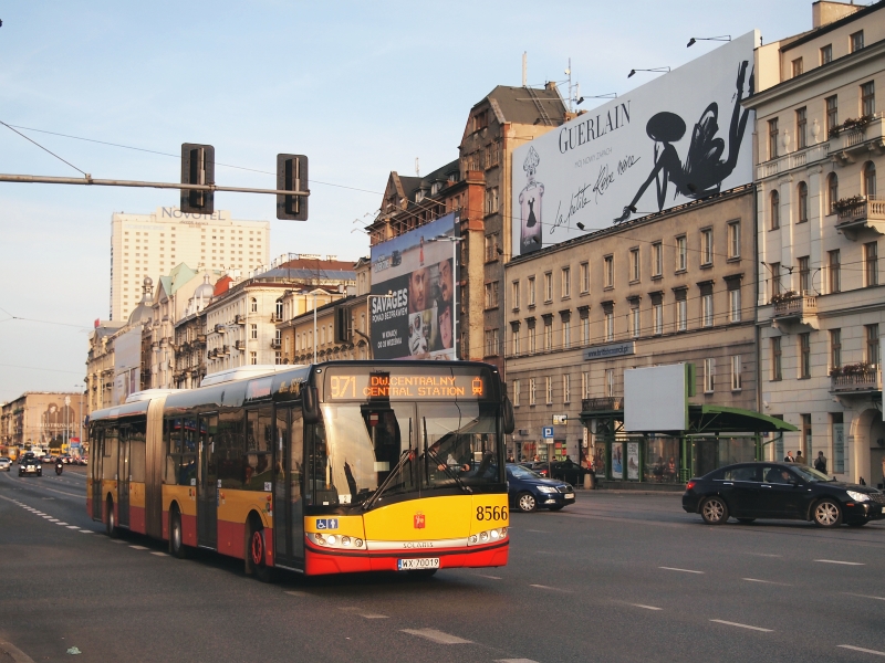 8566
Z kronikarsko-reporterskiego obowiązku: linia 971 kursująca na trasie: Dw. Centralny - Torwar (czarna, a powinna być czerwona, ponieważ zalicza tylko przystanki: Centrum i pl. Trzech Krzyży (w jedną stronę)). Tym razem nie dowozi na Piknik Naukowy w Parku Rydza-Śmigłego, tylko na konwencję "Międzypokoleniowe Dni Aktywności" na Torwarze.
Słowa kluczowe: SU18 8566 971 AlejeJerozolimskie