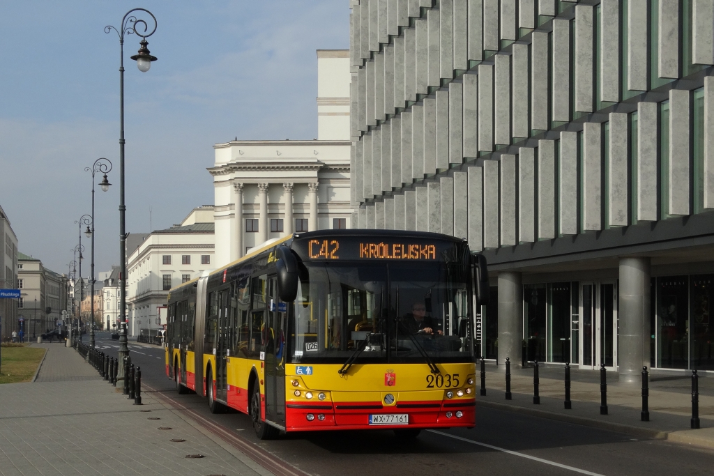 2035
Po Ikarusach pozostało tylko wspomnienie, a najlepsze w akcjach cmentarnych było właśnie to, że z zajezdni wyjeżdżało praktycznie wszystko, co miało koła, więc można było trafić naprawdę piękne graty...
A teraz... nuda... ;)
Słowa kluczowe: SM18 2035 C42 Wierzbowa