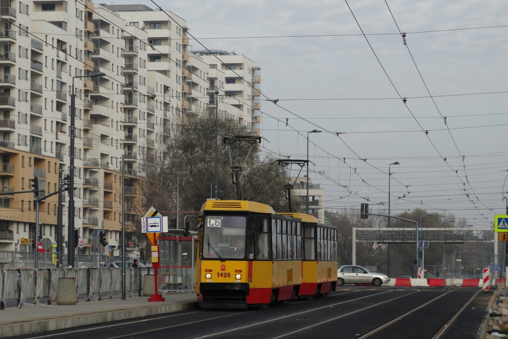 1426+1425
26 wróciło na stare śmieci, znaczy na Grochów, zatem C6 powędrowało na Jelonki...
Swoją drogą w tym roku układ tramwajowych linii cmentarnych był dość specyficzny: trzy linie z Bródna na Wolę.
Słowa kluczowe: 105Nf 1426+1425 C6 PowstańcówŚląskich