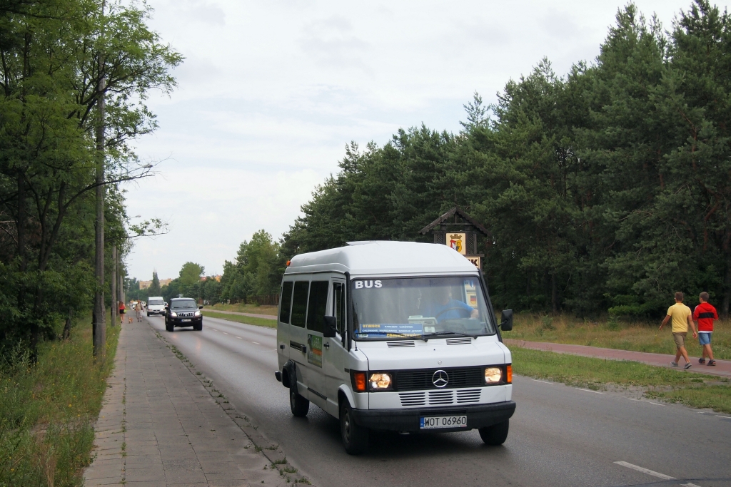 WOT 06960
Kolejny przewoźnik to Dar-Bus (jak łatwo się domyśleć nazwa od imienia właściciela). Obsługuje dwie linie: Otwock-Osieck i Otwock-Zambrzyków. Na zdjęciu druga z nich.
A sam wóz ma już 23 lata.
Słowa kluczowe: Mercedes-Benz 310D WOT06960 Dar-Bus Otwock Karczewska