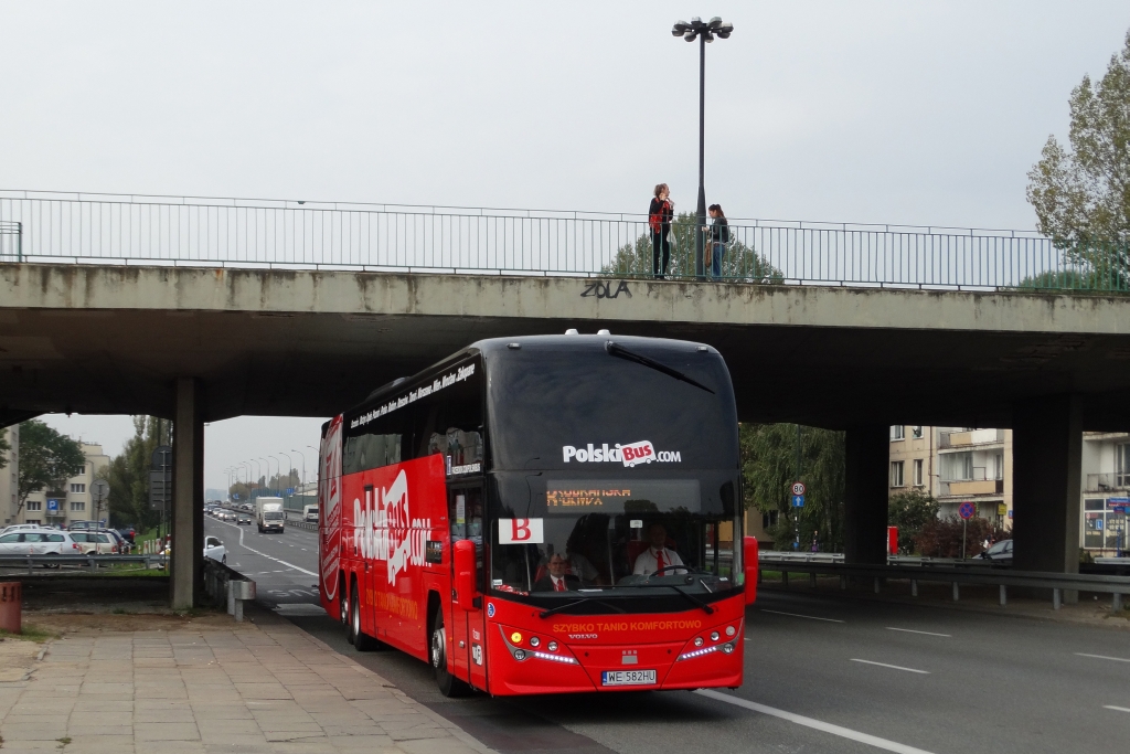 P514
Drogi Kolego 3872! Narzekałeś, że mało zdjęć z DTP - to teraz masz ;)

Miło, że Polski Bus aktywnie włączył się w obsługę linii dowozowej. W zeszłym roku (dobrze pamiętam?) żółty piętrus Mobilisu, w tym Polski Bus. Ciekawie.
Słowa kluczowe: Volvo B11R PlaxtonElite P514 B alejaStanówZjednoczonych DTP2014