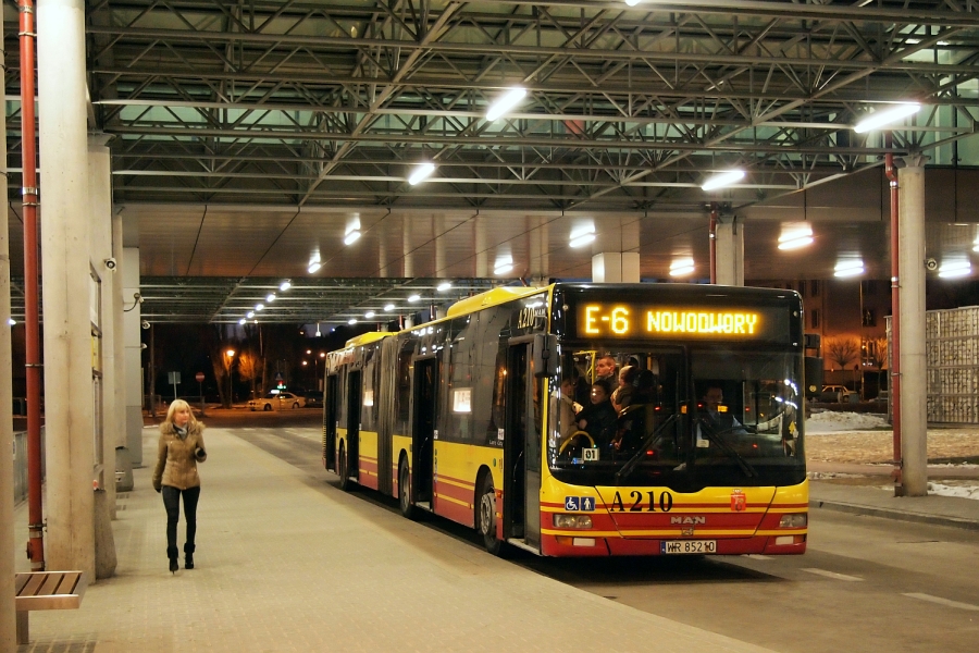 A210
Czekałem na Ikarusa, ale jako pierwszy podjechał MAN. No to wyciągnąłem aparat, w końcu od przybytku głowa nie boli, prawda? ;)
Słowa kluczowe: LionsCityG A210 E-6 MetroMłociny