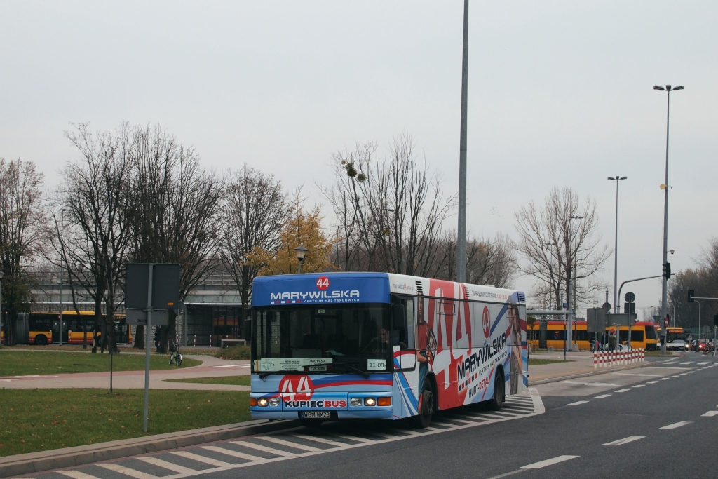 WGM WM23
Jak widać PKS w Grodzisku dysponuje i takimi wozami...

PS. Ciekaw jestem, czy on tam parkuje na stałe, czy biedaka cmentarki pogoniły z pętli...
Słowa kluczowe: NÜ263 WGMWM23 KupiecBus Nocznickiego MetroMłociny