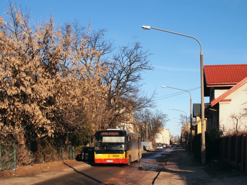 A699
Tak się złożyło, że dzisiejszego dnia podążyłem śladem wczorajszej wyprawy Sławka vel Solarisa8315 i wylądowałem w Pruszkowie. Cel był podobny - pożegnać fotograficznie L11, L12 i obecną "jedynkę" (a wkrótce "dwójkę"). Pogoda teoretycznie piękna, ale z racji niskiego Słońca długie cienie nie ułatwiały zadania przy wysokim stanie zadrzewienia i "zalatarniowania" ;) ...
Słowa kluczowe: Ambassador A699 L11 Pruszków Stalowa