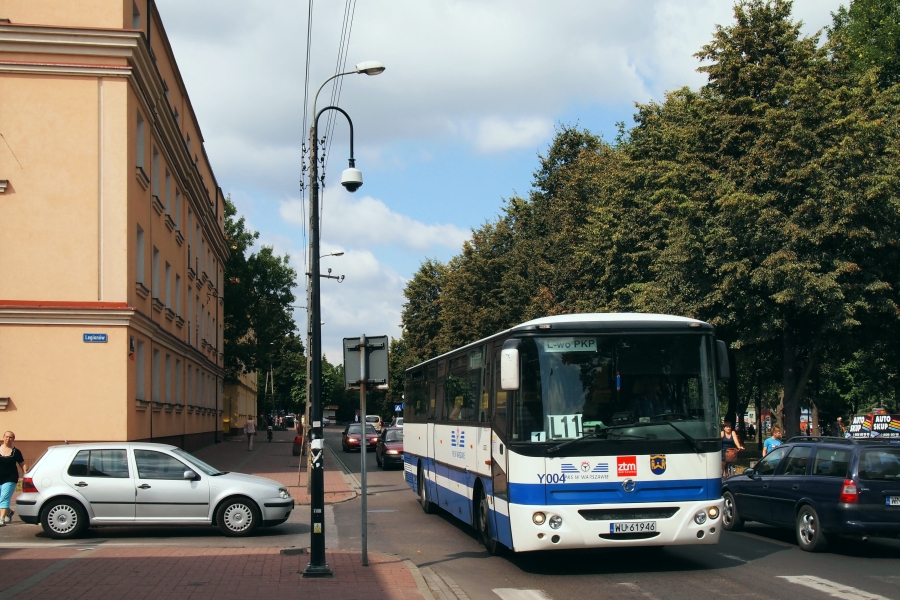 Y004 / WU61946
Niegdyś dowozówka w Pruszkowie, obecnie dziecko L-9 i pogrobowiec dawnych połączeń PKSowych.
Słowa kluczowe: Irisbus Axer Y004 WU61946 L11 NowyDwórMazowiecki Warszawska