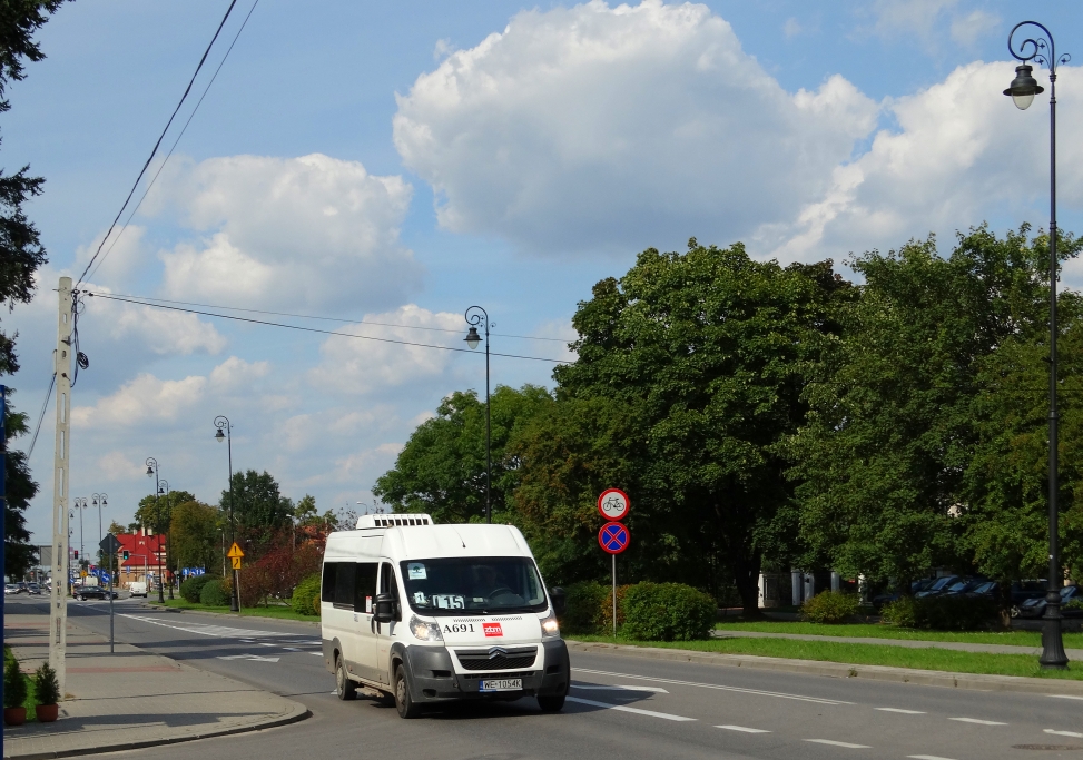 A691
Na liniach L14, L15 i L16 szalały dziś dostawczaki, jedynie na L21 spotkać można było coś ciut większego.
Słowa kluczowe: CitroënJumper A691 L15 Konstancin-Jeziorna Warszawska