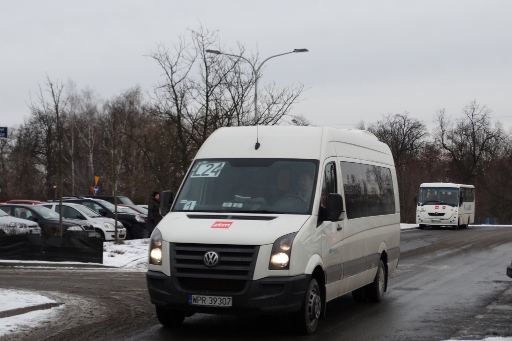 WPR 39307
Linia L24 istnieje od października ubiegłego roku i łączy Żabieniec z Piasecznem oraz Chylicami. 
Obsługą zajęła się firma Sekar-Trans.
Słowa kluczowe: Volkswagen Crafter50 WPR39307 L24 Piaseczno Rynek