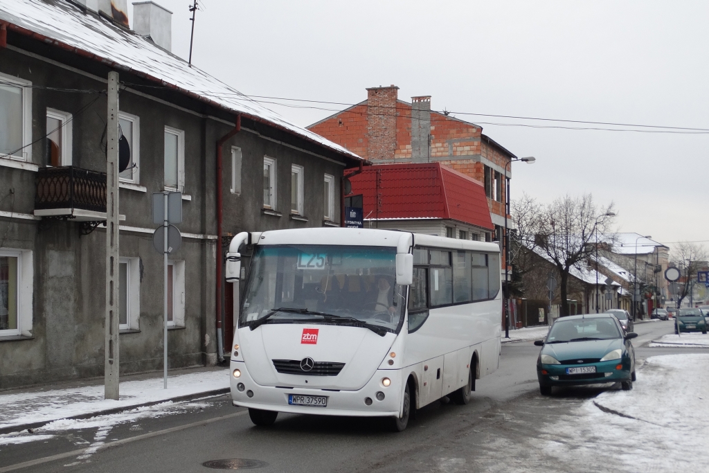 WPR 37590
Linia L25 (podobnie jak L24) uruchomiona została 6 października ubiegłego roku. Łączy Piaseczno z Żabieńcem i Sobikowem. Istniała możliwość przedłużenia trasy do Góry Kalwarii, czy jeszcze trwają negocjacje i jak się zakończą - nie mam pojęcia.
Słowa kluczowe: H7-10.06.01 WPR37590 L25 Piaseczno Warszawska