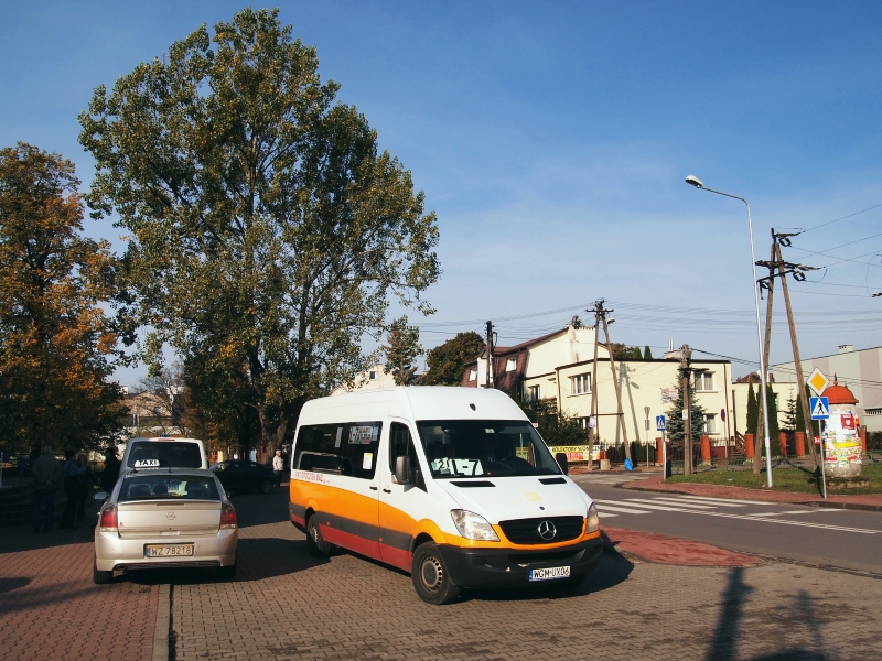 WGM UX06
Drugie zdjęcie drugiej brygady linii L-7 w Ożarowie Mazowieckim. Bus uwieczniony na dość urokliwej, choć nieco "zataksówkowanej" pętelce przy dworcu PKP. 
Słowa kluczowe: Mercedes 315CDI WGMUX06 L7 OżarówMazowiecki Kolejowa