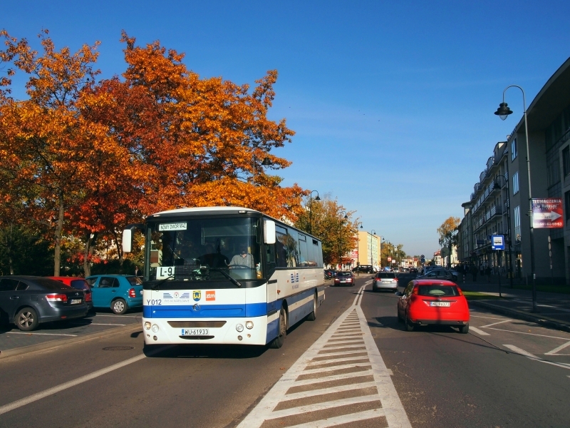 Y012 /  WU 61933
Autobus linii L-9 jedzie najbardziej reprezentacyjną ulicą w Legionowie, czyli ul. Piłsudskiego, by skręcić najpierw w ul. Sowińskiego, później w Zegrzyńską i podążyć przez Wieliszew w kierunku Nowego Dworu Mazowieckiego.
Słowa kluczowe: Irisbus Axer WU61933 L9 Legionowo Piłsudskiego