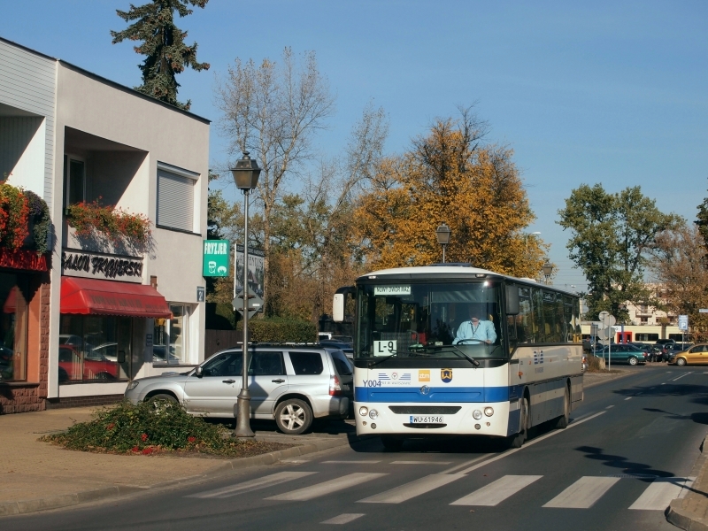 Y004 / WU61946
Autobus linii L-9 właśnie przed chwilą ruszył z pętli przy legionowskim prowizorycznym dworcu PKP. Ten i większość pozostałych kursów dociera do Nowego Dworu Mazowieckiego.
Słowa kluczowe: Irisbus Axer WU61946 L9 Legionowo Piłsudskiego