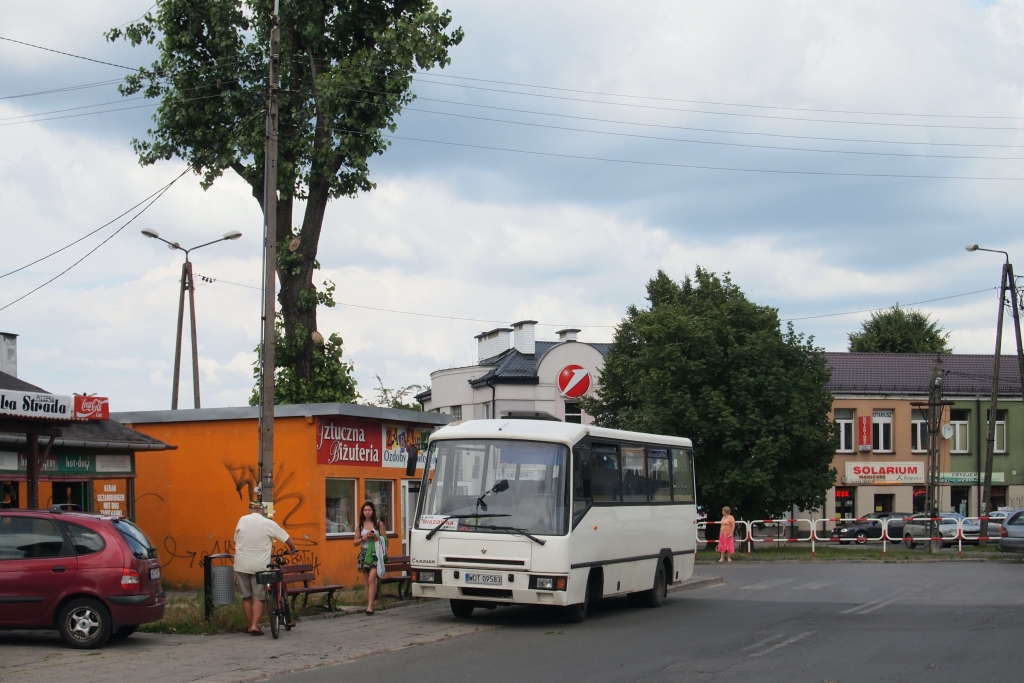 WOT 09583
Chyba najdłużej funkcjonująca firma przewozowa w tym mieście (zaczynali gdzieś tak chyba w pierwszej połowie lat 90-tych). Ich sztandarowa linia to Otwock - Wiązowna (z pętlą przy Urzędzie Miasta). Coś tam ptaszki ćwierkały, że na tej trasie miała się pojawić jakaś ztm-owska "elka", ale sprawa najwyraźniej zdechła.
Kolejny egzotyczny wóz (tylko znowu od dziecka usłyszę, że jakieś smętne mordki fotografuję ;) ).
Słowa kluczowe: Carrier PC 27S WOT09583 Mikrobus Otwock Kupiecka