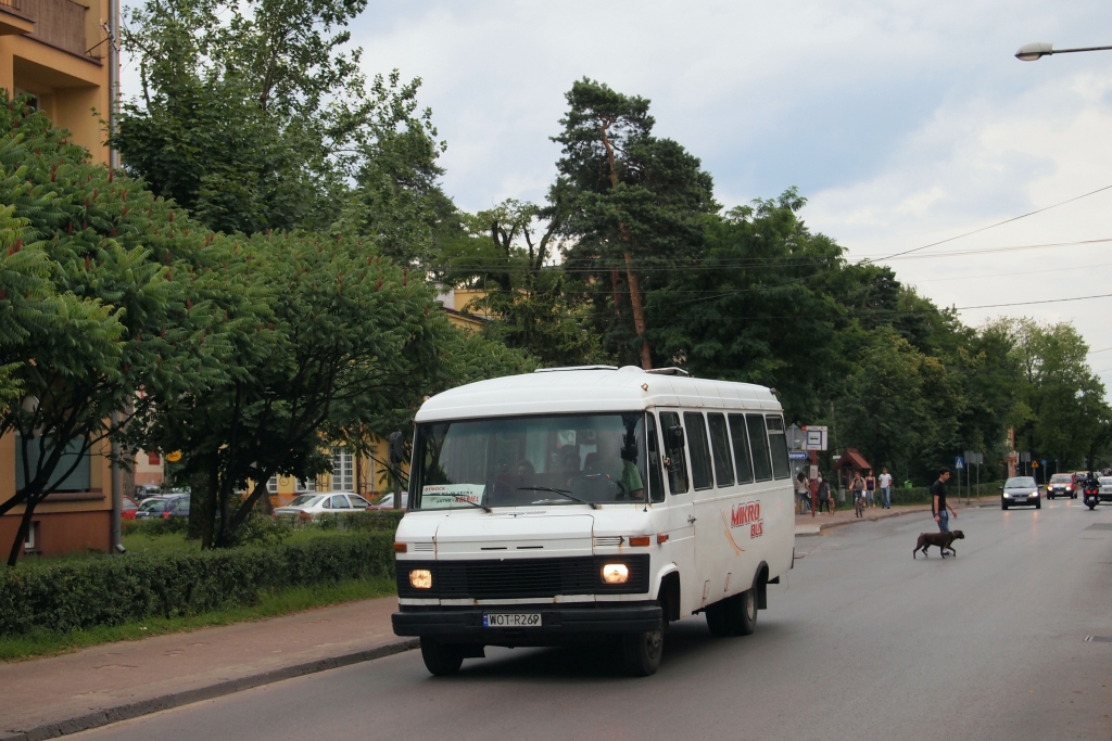 WOT R269
Jeszcze jeden "Mikrobus", ale tym razem na linii Otwock - Kołbiel (z linią do Wiązowny rozjeżdżają się w dwóch przeciwnych kierunkach w Wólce Mlądzkiej).
Słowa kluczowe: Mercedes O309 WOTR269 Mikrobus Otwock Andriollego