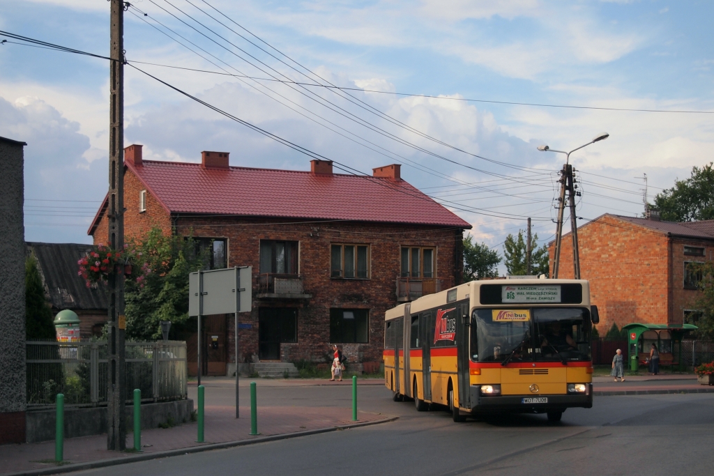 WOT 7U08
Dość tego busiarstwa na dziś. Na koniec zatem przegubowy Mini-Bus w karczewskich klimatach.
Słowa kluczowe: Mercedes-Benz O405G WOT7U08 Mini-Bus Karczew StareMiasto