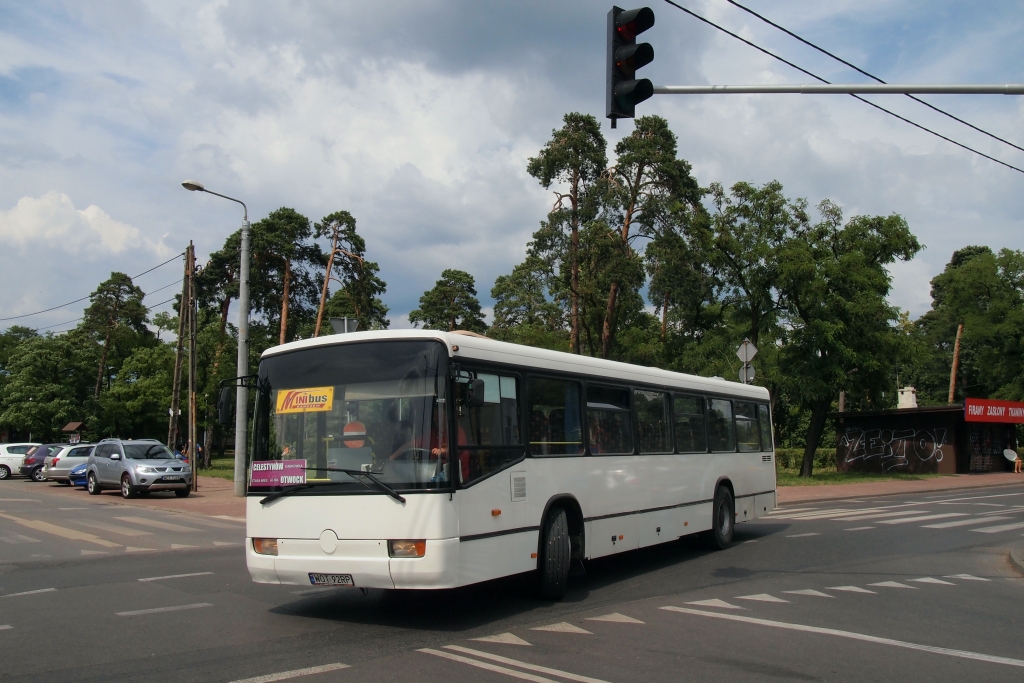 WOT 92RP
No tak, tego przewoźnika siłą rzeczy nie mogło zabraknąć.
Mini-Bus na linii do Celestynowa, przejętej od upadłej firmy "Tramp II". 
Zastanawiałem się, czy ten fioletowy kolor tablicy ma jakieś znaczenie i czy np. firma swoich linii nie odróżnia także kolorami.
Słowa kluczowe: Mercedes O345S WOT92RP Otwock PowstańcówWarszawy