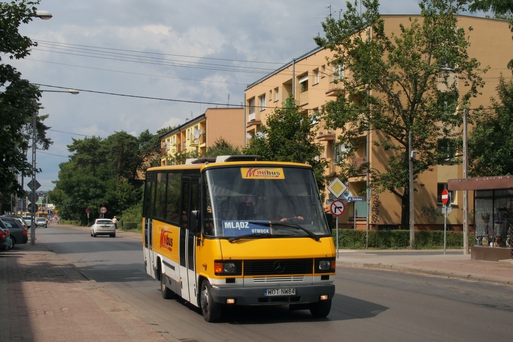 WOT NW84
Kolejny Mini-Bus - tym razem naprawdę "mini".
Linia łączy Mlądz z centrum Otwocka - rano jadąc przez Filipowicza do Orlej i tunelem do Warszawskiej i z powrotem do Mlądza, a po południu odwrotnie. 
Połączenie w spadku po Arce, choć z Otwocka do Mlądza kursował też kiedyś jakiś bus (bodajże w 2006 albo w 2007 r. sfotografowałem coś takiego).
Słowa kluczowe: Mercedes-Benz 814D Auwärter Teamstar WOTNW84 Mini-Bus Otwock Andriollego