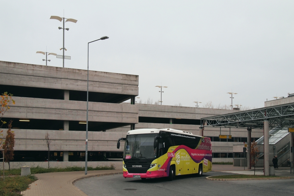 WPR 44567
To żyje, proszę Państwa! :)

A tak poważnie wraz z reaktywacją modlińskiego lotniska, powstały z martwych linie autobusowe tam dojeżdżające - poczynając od Transluda, przez Koleje Mazowieckie po ModlinBusa właśnie.
Słowa kluczowe: TK400EB ModlinBus WPR44567 MetroMłociny