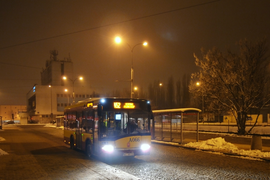 A066
Chyba z pół roku się zbierałem, by sfotografować tę linię. A to zapomniałem, a to się czterech liter ruszyć nie chciało, a to zaspałem... 
Słowa kluczowe: SU8.6 A066 N52 CmentarzWolski