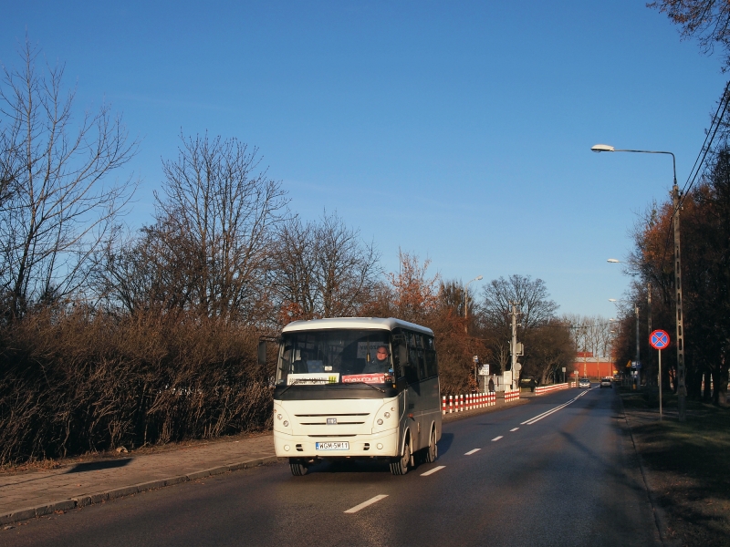 WGM 5M11
Czekając na "jedynkę" trafiła się jedyna linia nadarzyńskiej komunikacji miejskiej. 
Co ciekawe, według rozkładu o tej samej godzinie miał się pojawić MaxiBus, a biorąc pod uwagę, że widoczny na zdjęciu wóz ma za szybą oprócz nadarzyńskiej tablicy kierunkowej także tablicę centrum handlowego "Maximus" zaczynam mieć wątpliwości czy nie jest to jedno i to samo...
Słowa kluczowe: BMC Levend XL WGM5M11 Nadarzyn Pruszków Sienkiewicza