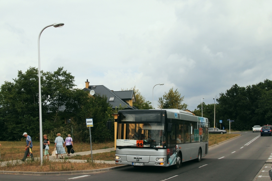 WR3781N
"Jedenastka" właśnie wjechała w osiedle Młodych.
Słowa kluczowe: MAN Göppel NM223 WR3781N 11 NowyDwórMazowiecki Berlinga