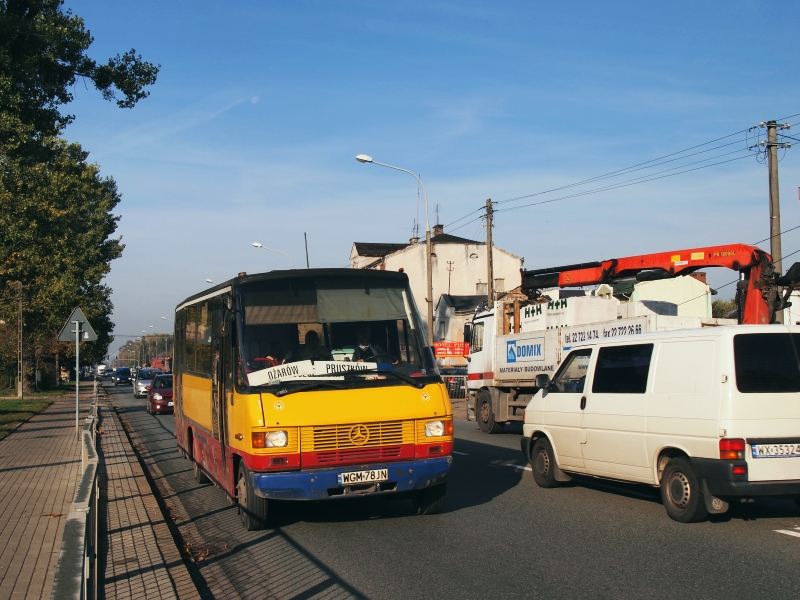 WGM 78JN
Pogrobowiec dawnej linii 214/714/251 z Ożarowa do Pruszkowa. Trasa pozostała podobna (tyle, że nie kończy się przy dworcu PKP od strony południowej, a podąża dalej do ul. Poznańskiej) - tabor niekoniecznie ;) .

BTW. Katalog PKSu Grodzisk Mazowiecki ograniczony został do Scanii - stąd musiałem wrzucić to zdjęcie do "Innych Przewoźników". Jeżeli coś przeoczyłem i walnąłem babola - krzyczeć i poprawiać ;) 
Słowa kluczowe: Mercedes O814D Auwärter TeamstarCity OżarówMazowiecki Pruszków Poznańska