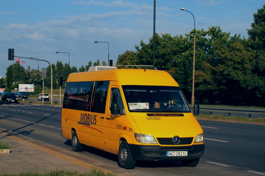 M020
Linia teoretycznie kursować ma do końca sierpnia, ale jako, że organizowana przez ZTM linia 813 ma rozpocząć funkcjonowanie od 23 września, data likwidacji może się jeszcze przesunąć. Inna kwestia, że znika połączenie Ożarów-Leszno (albo znów zaczną kursować na tej linii prywatne inter-modexy lub coś w ten deseń).

Teoretycznie jest to linia A, ale oznaczenie to było stosowane wyłącznie w dokumentacji przetargowej.
Słowa kluczowe: Mercedes-Benz313CDISprinter WZ2821C M020 OżarówMazowiecki Połczyńska