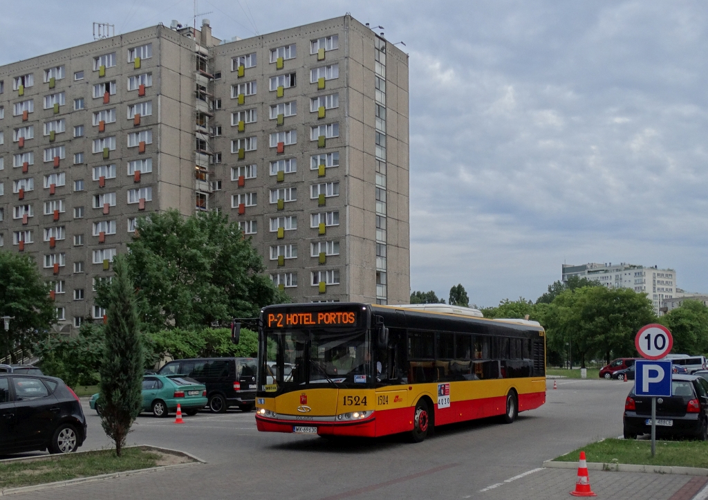 1524
To, co było najciekawsze w owych tajnych liniach to fakt, że przejeżdżały przez ulice i uliczki, które przez komunikację miejską nie są odwiedzane zbyt często. Tak było i w tym przypadku, linia P-2 krańcowała bowiem na parkingu przy wielkopłytowym hotelu "Portos". Swoją drogą ze wstydem przyznaję, że jakoś wcześniej nie zarejestrowałem, że te bloki z wielkiej płyty to hotele...

Linia P-2 na trasie: HOTEL PORTOS - Mangalia - Sobieskiego - Belwederska - Spacerowa - Goworka - Puławska - HOTEL REYTAN - Puławska - Waryńskiego - pl. Konstytucji - Piękna - Krucza - Szpitalna - pl. Powstańców Warszawy - Świętokrzyska - Nowy Świat - Al. Jerozolimskie - most Poniatowskiego - RONDO WASZYNGTONA (kraniec w al. Zielenieckiej). 
Słowa kluczowe: SU12 1524 P-2 Mangalia