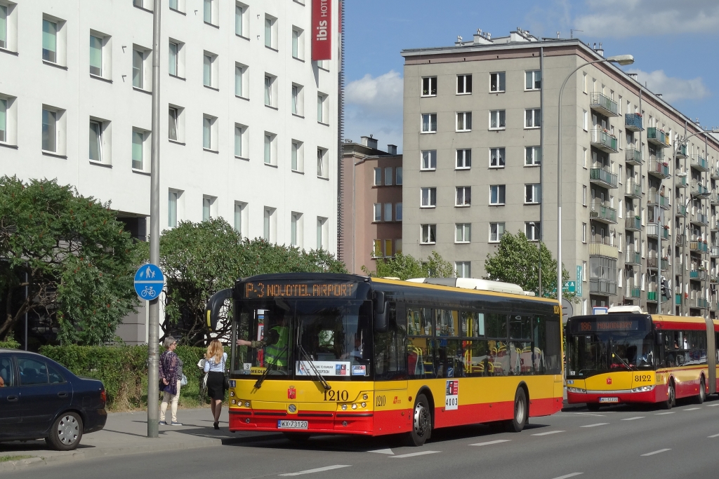 1210
Nawet jeżeli przystanek linii specjalnej wypadał w tym samym teoretycznie położeniu co zwykły przystanek ZTMu to i tak dostawał osobny słupek i najczęściej położony był kawałek dalej od "liniowego".
Tylko na linii P-3 widziałem Solbusy, na wszystkich pozostałych królowały dwunastometrowe Solarisy.
Słowa kluczowe: SM12 1210 P-3 BitwyWarszawskiej1920roku