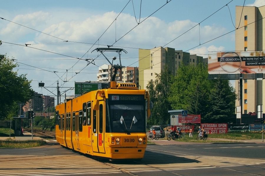 3030
W niedzielne popołudnie wybrałem się na polowanie na Z-8. Gdy oczekiwałem na 33, które miało mnie podwieźć do zbiegu Wólczyńskiej i Nocznickiego - nadjechał u-boot na takiej właśnie tajemniczej linii.
Słowa kluczowe: 116Na 3030 PCK Wólczyńska Broniewskiego