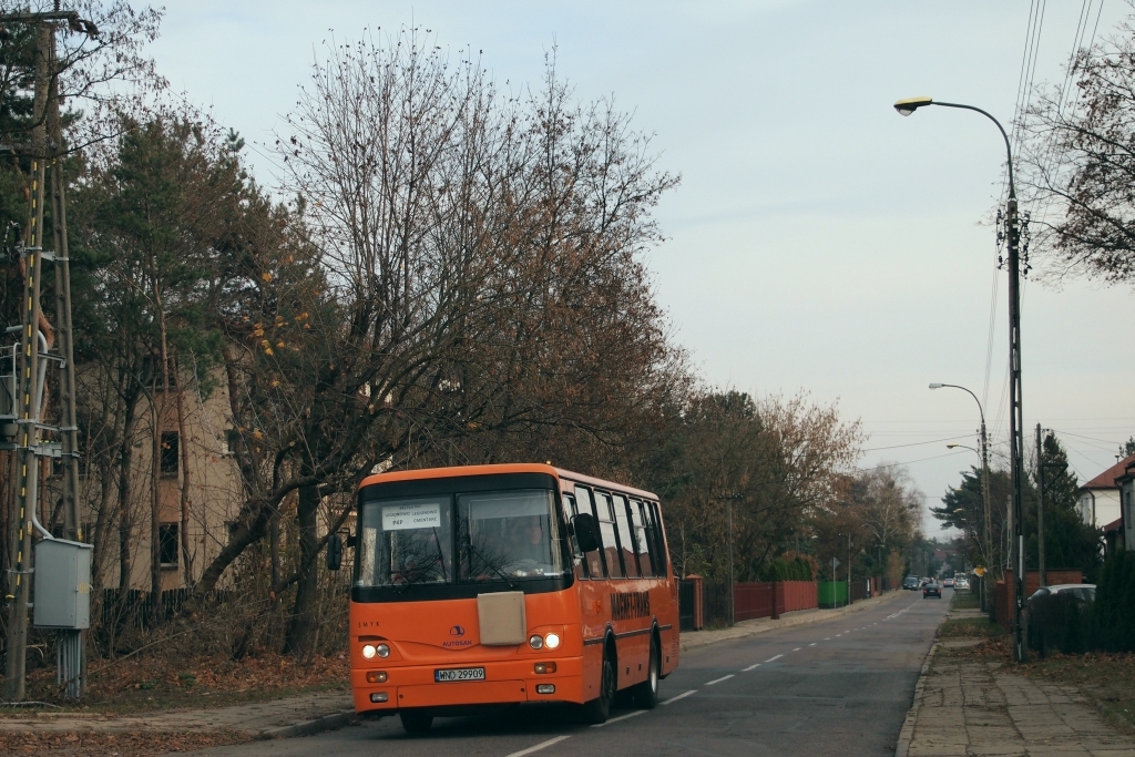 WND 29909
Legionowska dowozówka z dworca PKP w okolice cmentarza zazwyczaj obsługiwana była przez firmę Z-Bus. Nie wiem, jak było w ubiegłym roku - w tym obsługi podjęła się firma Magnet-Trans.
Częstotliwość kursowania linii teoretycznie wynosiła 15 minut. Można by się spodziewać kursowania trzech wozów - zauważyłem tylko dwa. Rozkład był raczej iluzoryczny biorąc pod uwagę zatrzymania przy szlabanie na przejeździe kolejowym i bardzo krótki rozkładowy postój na obu krańcach.
Na zdjęciu najwyraźniej uchwycony autobus szkolny - stosowny emblemat zasłoniętym szmatą.
Słowa kluczowe: A0909L WND29909 Legionowo Narutowicza