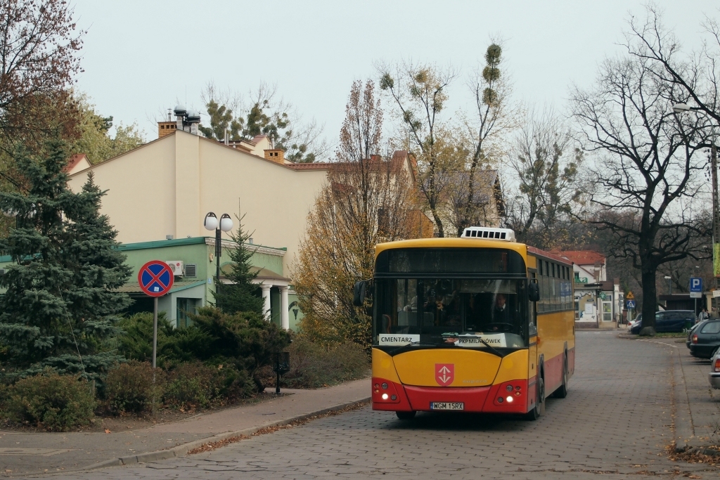 40131 (A531)
W Milanówku spotkałem naszych starych znajomych - dwa Jelcze 120M, kursujące swojego czasu po Warszawie. Pierwszy z nich znany był wcześniej jako A531.
Milanówek (jak co roku) uruchomił dwie linie autobusowe: z dworca PKP oraz ze stacji WKD Kazimierówka. Pierwsza z nich kursowała co 30 minut, druga - co 60. 
Na zdjęciu autobus odjechał właśnie sprzed dworca PKP i przymierza się do skrętu w ul. Kościuszki.
Słowa kluczowe: 120M/3 40131 A531 Milanówek Krakowska