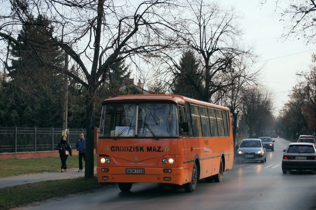 40136
Na linii z osiedla Staszica do ronda w Żbikowie można było spotkać Autosana zazwyczaj kursującego na liniach szkolnych i darmobusach.
Zdjęcie pod słońce, ale na swoje usprawiedliwienie dodam, że w drodze powrotnej nie miał już tak urokliwej "hendmejdowej" tablicy kierunkowej :)

Podsumowując: w Pruszkowie szalał na liniach cmentarnych PKS Grodzisk Mazowiecki przy pomocy jednej "hadziewiątki" i małego Mercedesa.
Słowa kluczowe: H9-21 40136 Pruszków 3Maja