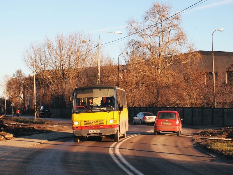 WGM 78JN
"Jedynka" to pozostałość pierwszej współczesnej zorganizowanej miejskiej komunikacji w Pruszkowie (nie licząc autobusów MZK). Początki jej sięgają 1997 r., gdy uruchomiono trzy linie jednokierunkowe: 1 (obsługującą osiedle Staszica i Komorów), 2 (łączącą Dworzec PKP z Tworkami) oraz 3 (kursującą z centrum do Żbikowa i Tworek). "Trójka" poległa już w następnym roku, jednocześnie "dwójce" zmieniono trasę, by łączyła osiedle Staszica ze Żbikowem, a "jedynka" przekształcona została w klasyczną linię dwukierunkową. Ostatecznie linia nr 2 poległa kilka lat temu (tu już muszę się zagłębić w dokumentację przetargową, by uzyskać szczegółowe dane). 
Warto też dodać, że przez jakiś czas linia nr 1 kursowała klasycznie "po grodziskowemu", czyli z tablicą kierunkową, ale bez numeru linii...
Słowa kluczowe: Mercedes O814D Auwärter Teamstar City WGM78JN 1 Pruszków Staszica