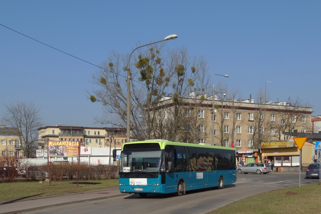 WI 3217X
Zazwyczaj linię 1 w Pruszkowie obsługuje biały wóz A699 (przynajmniej ja na niego najczęściej trafiałem). Tym razem trafił się jego kolega w kolorze zielonym.
Słowa kluczowe: DAF SB200 Berkhof Ambassador 200 ALE-120 WI3217X 1 Pruszków Plantowa