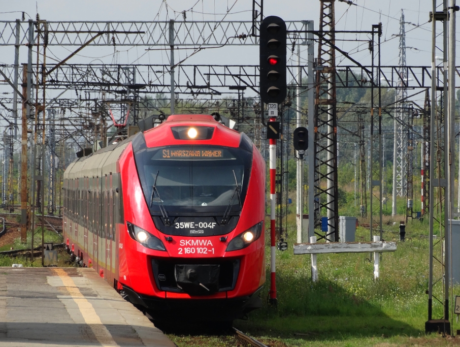 504
Ostatni dzień trasy skróconej linii S1 do Wawra. 
BTW. To tak trochę w temacie zoomu kolejowego zapodanego wcześniej przez Sławka8315 :)
Słowa kluczowe: 35WE-004 504 SKM S1 WarszawaZachodnia