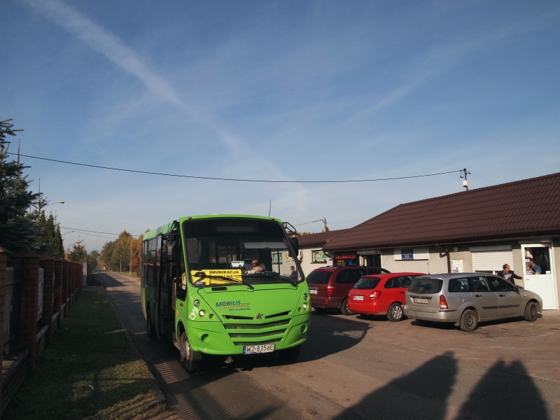 WZ 8356E
Kierowca powyższej Kapeny okazał się doprawdy przemiłym człowiekiem. Wykazał całkowite zrozumienie dla dziwnej pasji (no bo komu by się chciało fotografować autobus, jak tyle pięknych widoków w okolicach ;) ) i, co więcej, sam zaproponował większość uwiecznionych miejscówek. Zatem jest on właściwie współautorem powyższych zdjęć :) 
Tą drogą przesyłam serdeczne podziękowania i pozdrowienia.

Na zdjęciu powyższym przejeżdżamy przez Stasi Las przy lokalnym centrum handlowym...
Słowa kluczowe: Kapena Urbanino WZ8356E Serock 2 StasiLas