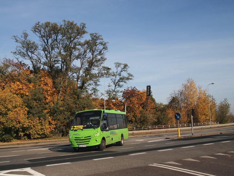 WZ 8356E
Dziś, drodzy Omni-Buserzy, zabieram Was na wycieczkę w okolice Serocka. Pomoże nam w tym stosunkowo niedawno uruchomiona serocka komunikacja lokalna obsługiwana przez Mobilis.
Wyprawę rozpoczynamy w Zegrzu Północnym - zielony autobusik skręcać będzie właśnie z ul. Warszawskiej w ul. Juzistek.
Słowa kluczowe: Kapena Urbanino WZ8356E Serock 2 Zegrze Warszawska