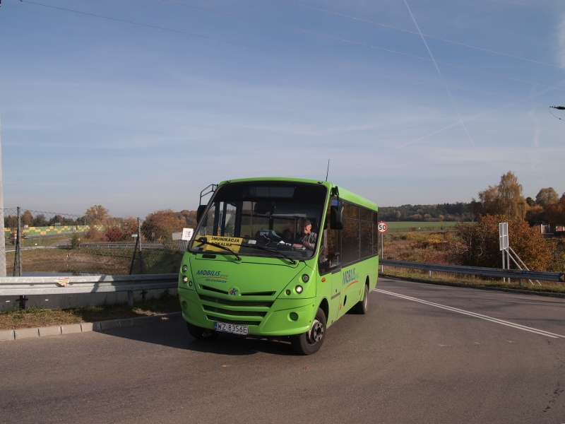 WZ 8356E
Trasa obu przeciwbieżnych linii 1 i 2 obfituje w liczne zakręty. Tutaj zakręcamy na ślimaku w okolicach Zegrzynka.
Słowa kluczowe: Kapena Urbanino WZ8356E Serock 2 Zegrzynek Szaniawskiego