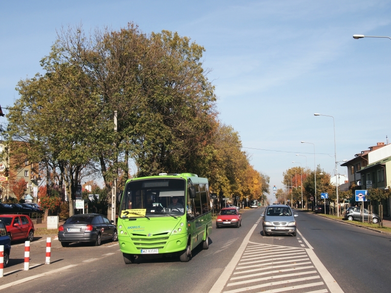 WZ 8359E
Na zakończenie zdjęcie z ulicy Pułtuskiej w Serocku. Jeszcze raz dziękuję obu Panom Kierowcom za cierpliwość, zrozumienie i przede wszystkim za bardzo sympatyczny klimat wycieczki.
Na koniec jeszcze zagadka dla Was: co się nie zgadza na zamieszczonych z tej wycieczki czterech pierwszych zdjęciach?
Adminów przepraszam za taką taborową masówkę (dziesięć zdjęć, a tylko... dwa wozy), niech wybaczą mi ten fotoreportaż, a ja obiecuję, że....
...
...
...
...
... wrócę do Serocka wkrótce, bo w końcu trzeba złapać tę poranną linię 3, nieprawdaż? :)
Słowa kluczowe: Kapena Urbanino WZ8356E Serock 2 Pułtuska