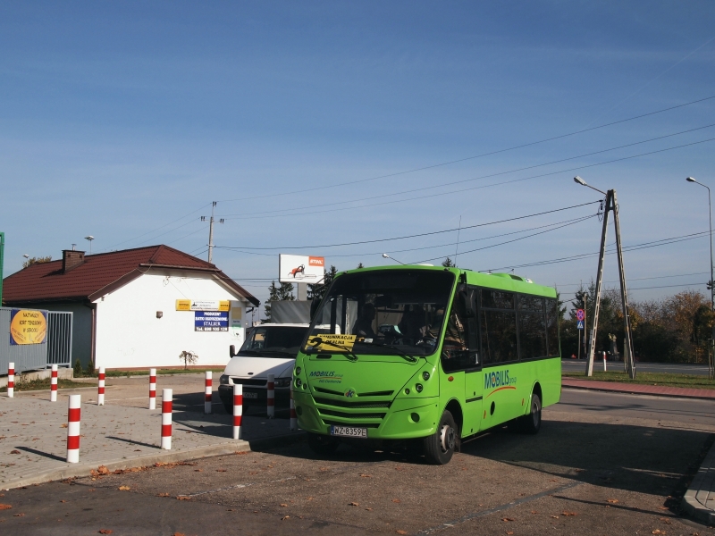 WZ 8359E
Wracamy do pętli przy Sali Widowiskowej w Serocku. Spotykamy tam drugi autobus, szykujący się do wyruszenia na linię 2.
W tym miejscu pożegnałem obu sympatycznych kierowców i podążyłem ulicą Pułtuską w kierunku Urzędu Miasta.
Słowa kluczowe: Kapena Urbanino WZ8359E Serock 2 Pułtuska