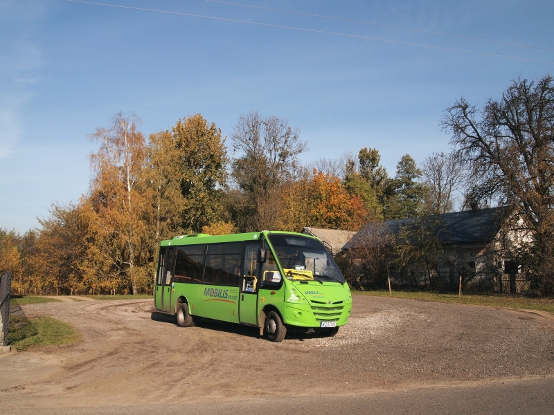 WZ 8356E
Wszystkie cztery istniejące linie serockiej komunikacji są obsługiwane łącznie przez dwa wozy (początkowo, gdy istniały tylko dwie przeciwbieżne linie okrężne - na każdą z nich wysyłany był jeden autobus; obecnie każdy z nich robi dodatkowo w ciągu dnia dwa kółka przez Wierzbicę i Gąsiorowo). Linia 3 ma tylko jeden kurs o 7.30 rano z Serocka przez Gąsiorowo i Wierzbicę, linia 4 kursuje trzy razy w ciągu dnia i zalicza miejscowości w odwrotnej kolejności, czyli najpierw jedzie przez Wierzbicę, a później przez Gąsiorowo.

Na zdjęciu pętla w Gąsiorowie. Sielsko i jesiennie.
Słowa kluczowe: Kapena Urbanino WZ8356E Serock 4 Gąsiorowo