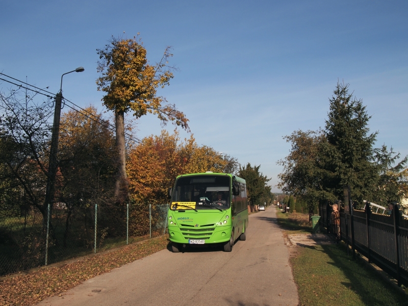 WZ 8356E
Mała Kapena przeciska się przez wąskie uliczki w Wierzbicy, by powrócić na główną trasę i podążyć do Gąsiorowa. Pomimo stosunkowo krótkiego czasu funkcjonowania lokalnej komunikacji dorobiła się ona już stałych pasażerów rozpoznawanych z daleka przez kierowców.
Słowa kluczowe: Kapena Urbanino WZ8356E Serock 4 Wierzbica