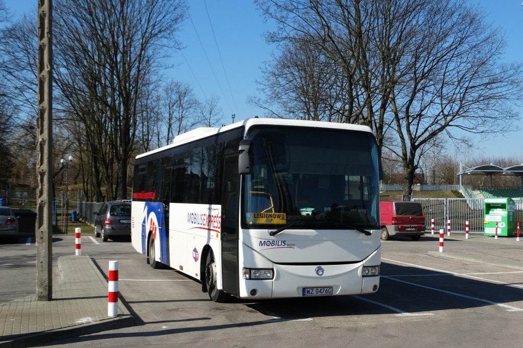 WZ 0476G
Z obsługą poszczególnych linii i układem brygadowym to nie jest tak do końca prosta sprawa. Wóz obsługujący linię 6 wcale nie musi obsługiwać ją cały dzień. Przyjechałem małym Solarisem z wcześniejszego zdjęcia linią 6, potem zaliczył on linię 4 (zmieniając tablicę "Legionowo-Serock" na "Komunikacja miejska"), by ostatecznie podążyć trasą linii 1. Na linię 6 wówczas wyjechał ten oto wóz.
Słowa kluczowe: Irisbus Crossway 10.6M WZ0476G Serock6 Serock SalaWidowiskowa