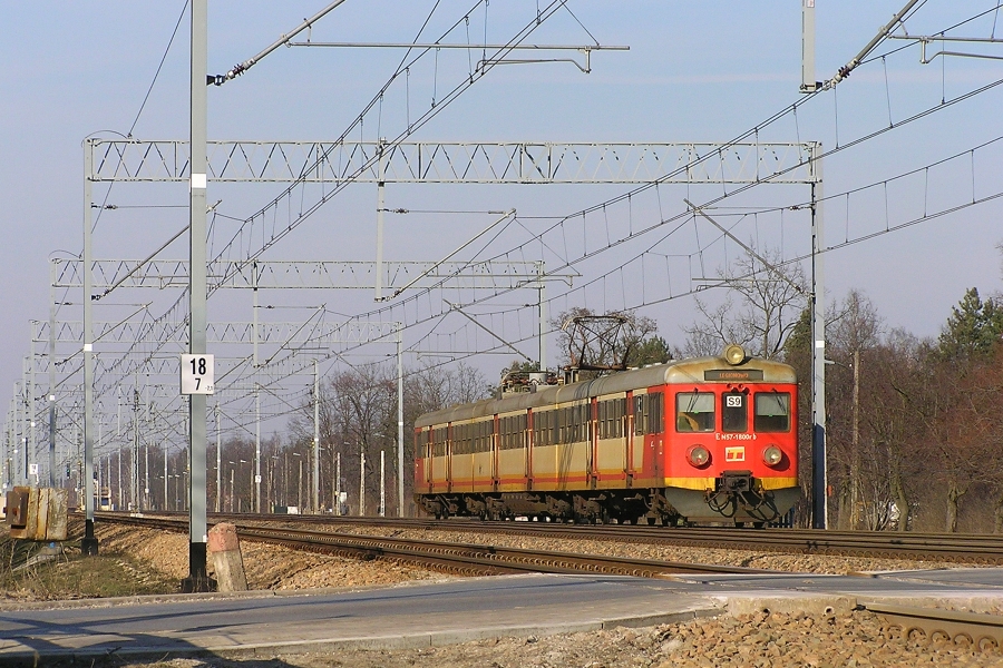 EN57-1800
Sławek zainspirował mnie swoją serią zdjęć z 2011 r. do grzebania w archiwum, więc i ja dorzucę garść wspomnień do ogólnej Omni-Busowej puli.
Słowa kluczowe: EN57 EN57-1800 S9 WarszawaChoszczówka