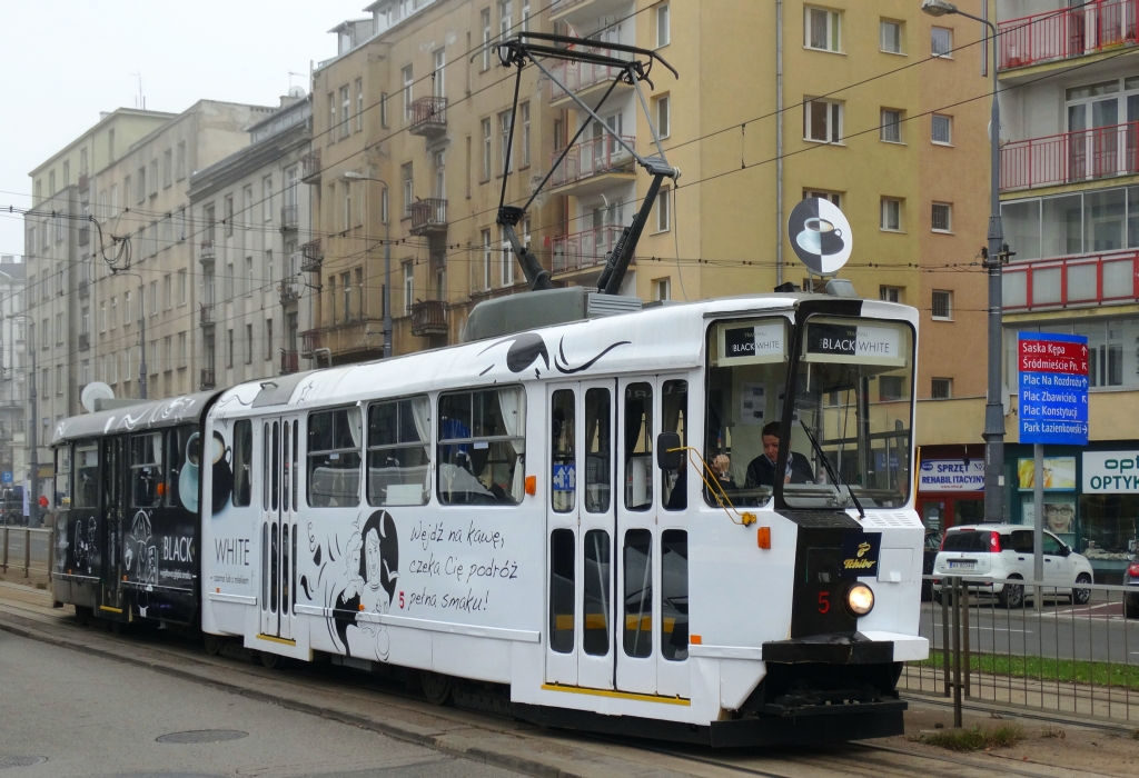 5
O ile mnie pamięć nie myli to jutro ostatni dzień kursowania tak opakowanego "kanciaka". 
Linia funkcjonuje od 24 października. W dni powszednie kursuje na trasie dawnej linii 36, czyli: MARYMONT-POTOK - Mickiewicza - Andersa - Marszałkowska - Puławska - WYŚCIGI. W soboty i niedziele po trasie ostatniego wcielenia linii 77, czyli: PL. NARUTOWICZA - most Poniatowskiego - al. Waszyngtona - WIATRACZNA.
Słowa kluczowe: 102n 5 Tchibo Puławska